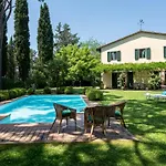Paesante 8, Emma Villa